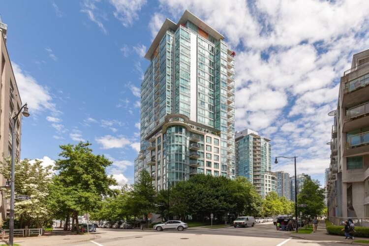 Welcome to this immaculate 2 bed, 2 bath & Den Waterfront home in Coal Harbour